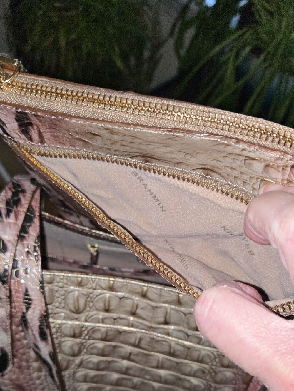 Brahmin Brooke Tote In PROWL Melboune Leather With Attachable Pouch EUC - Picture 11 of 16